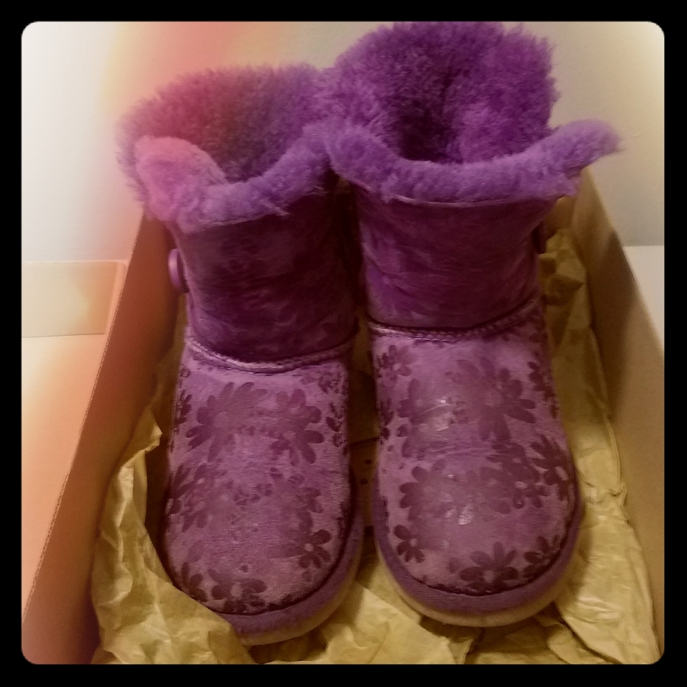 Ugg, bailey buttons